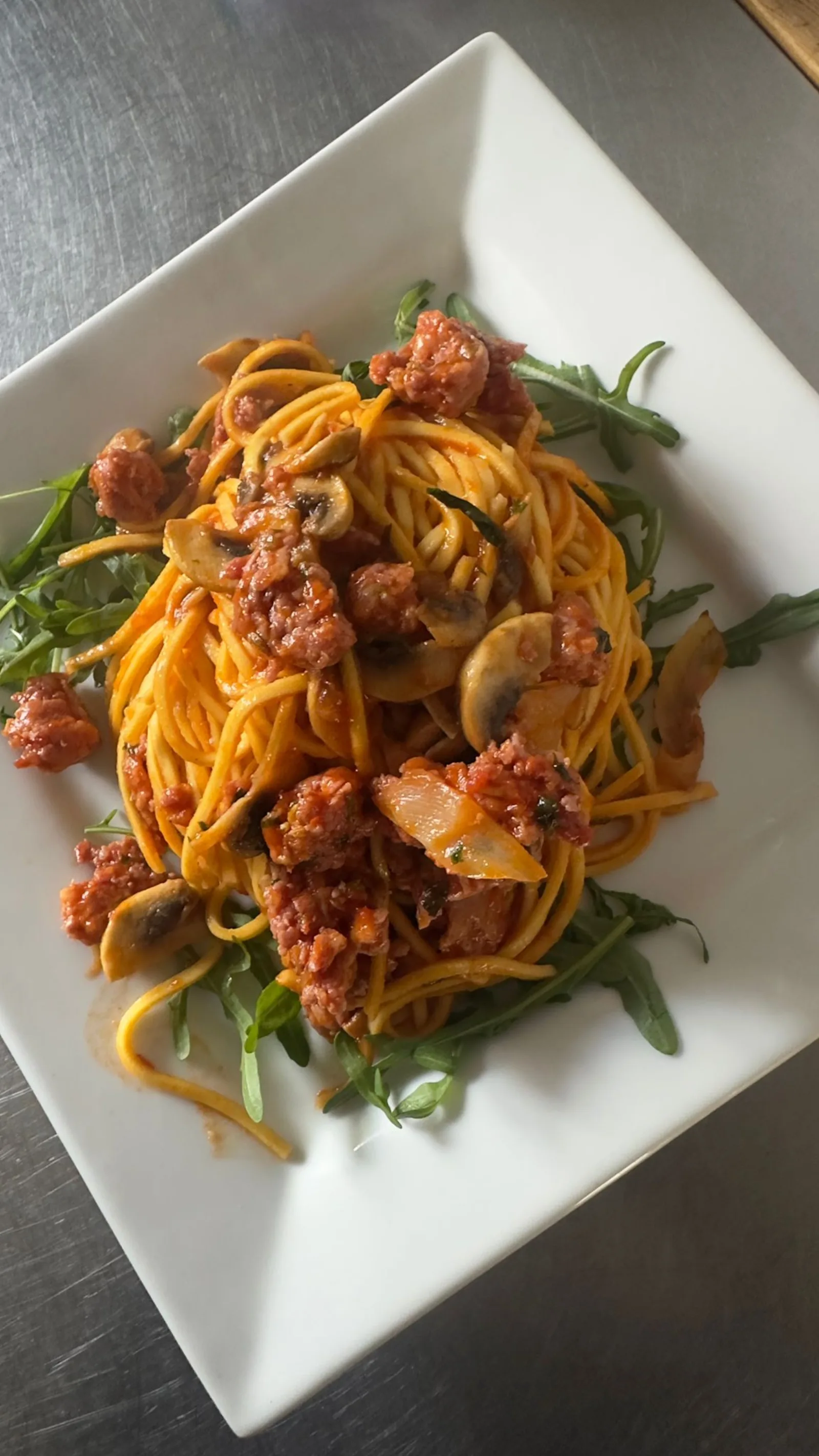 Spaghetti mit Rucola und Tomatensoße