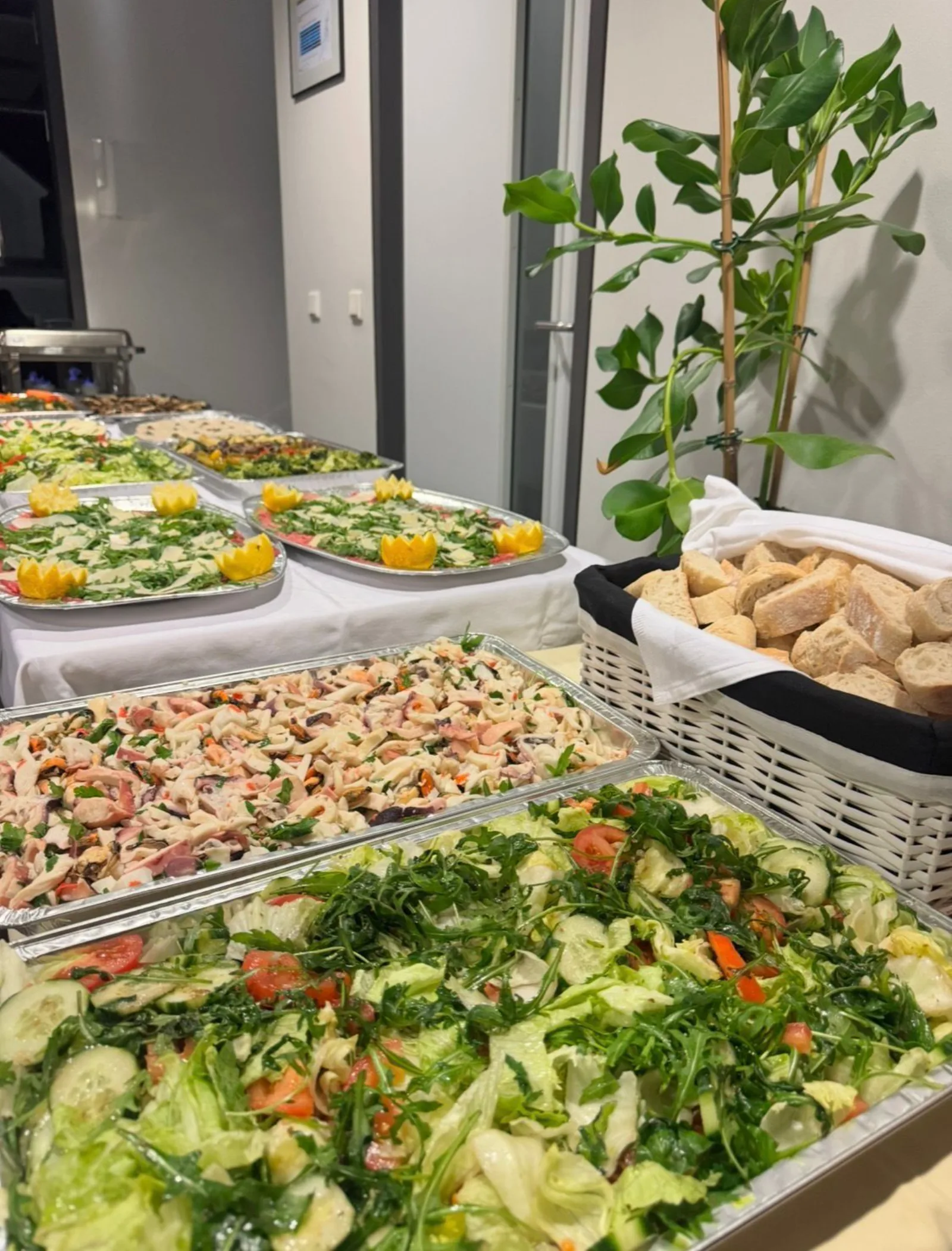 Buffet mit frischen Salaten