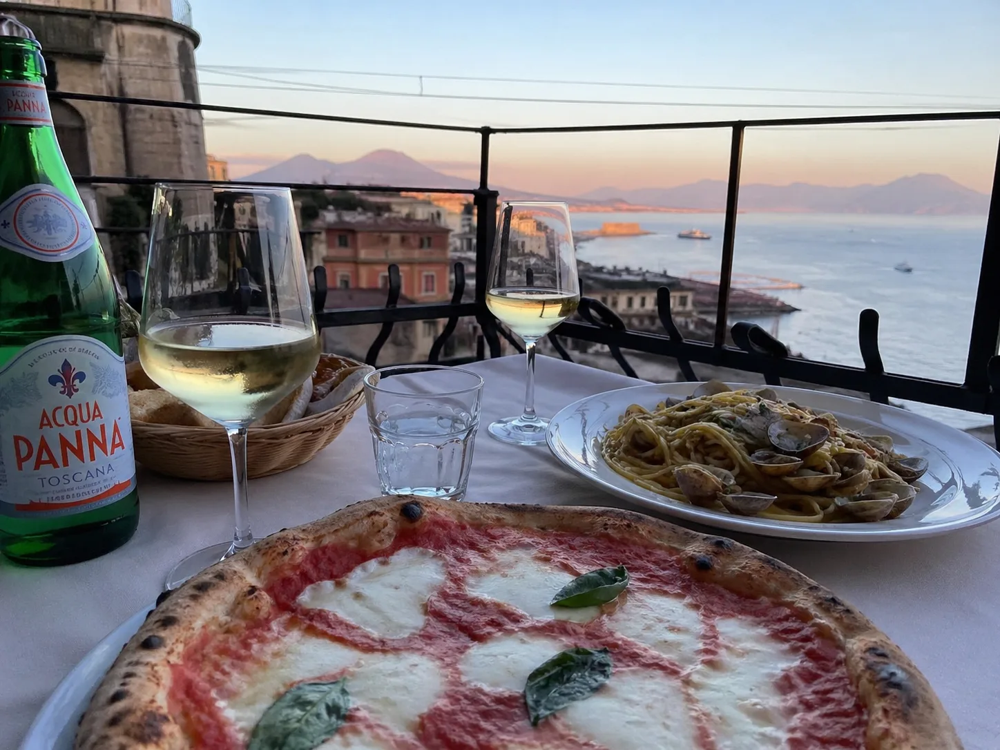 Pizza und Pasta mit Blick auf Neapel und den Vesuv